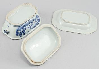 SMÖRTERRIN MED FAT, porslin, Kina, 1700-tal.