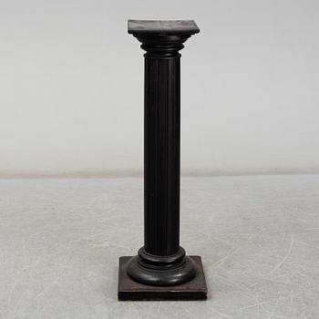 PIEDESTALER, 2 st, 1900-talets första hälft.