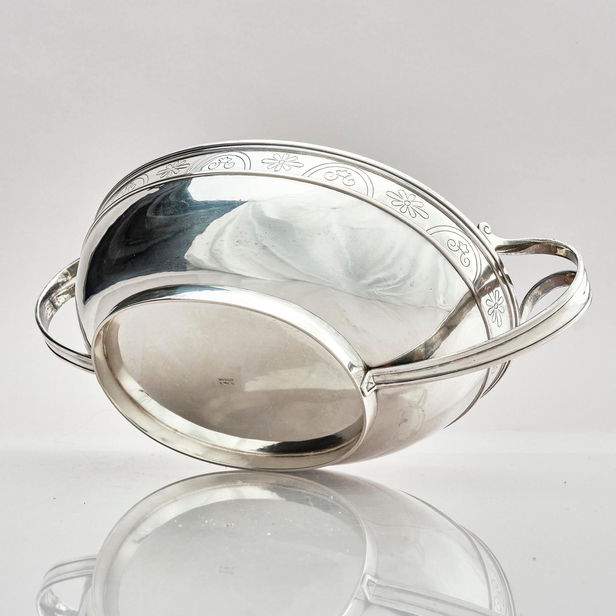 W.A. Bolin, oval skål med hänklar, silver. Stockholm 1931.