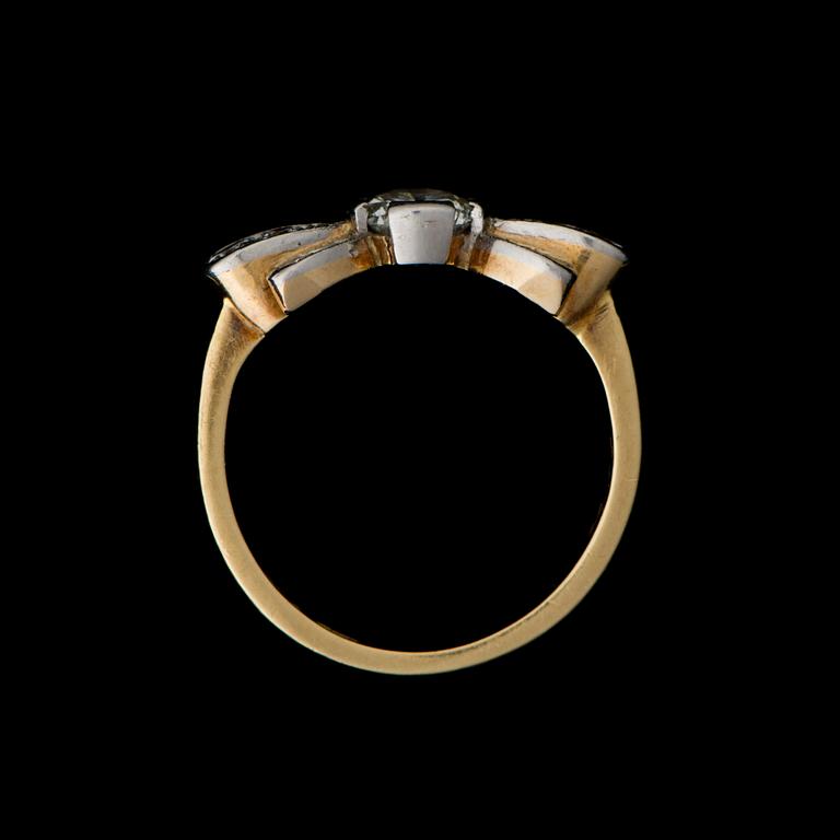 A RING, brilliant and 8/8 cut diamonds, 18K gold. A. Tillander, Helsinki 1952.