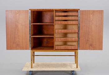 LINNESKÅP, mahogny, 1950-tal.