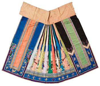358. A SKIRT, embroidered silk, height 98 cm (among which 80 cm is silk), China late Qing dynasty (1644-1912).
