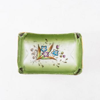 Tekannor 3 st samt fat Kusnetsov Ryssland omkring 1900 porslin.