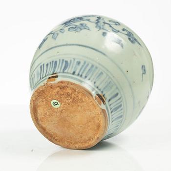 A Chinese blue and white porcelain jar, Ming dynasty (1368-1644).