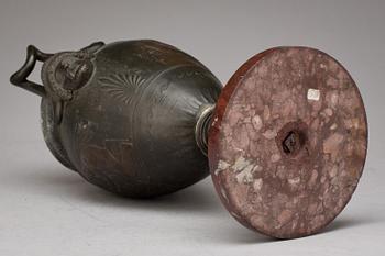 URNA, metall och sten, 1800-tal.