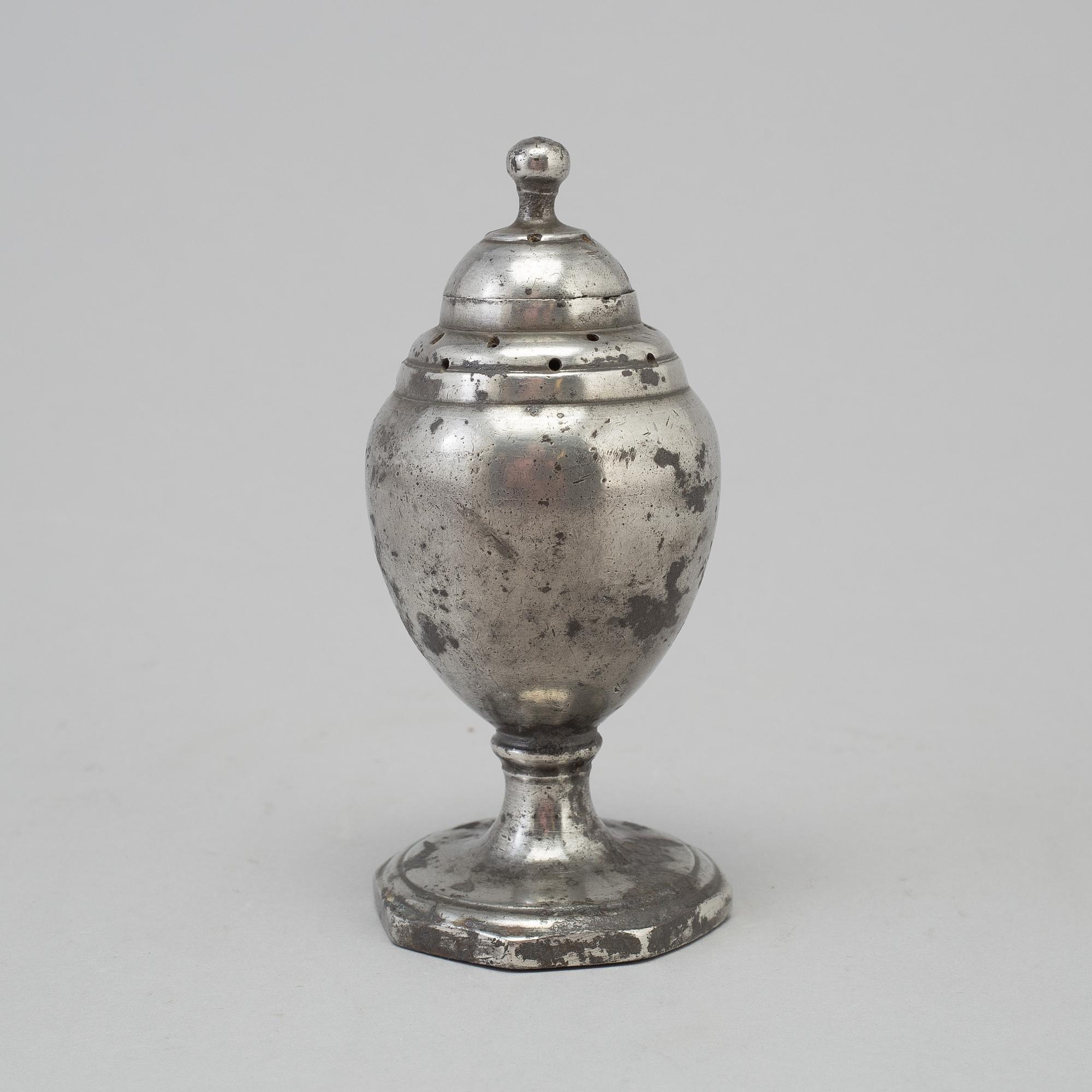 A 17TH CENTURY PEWTER SHAKER.