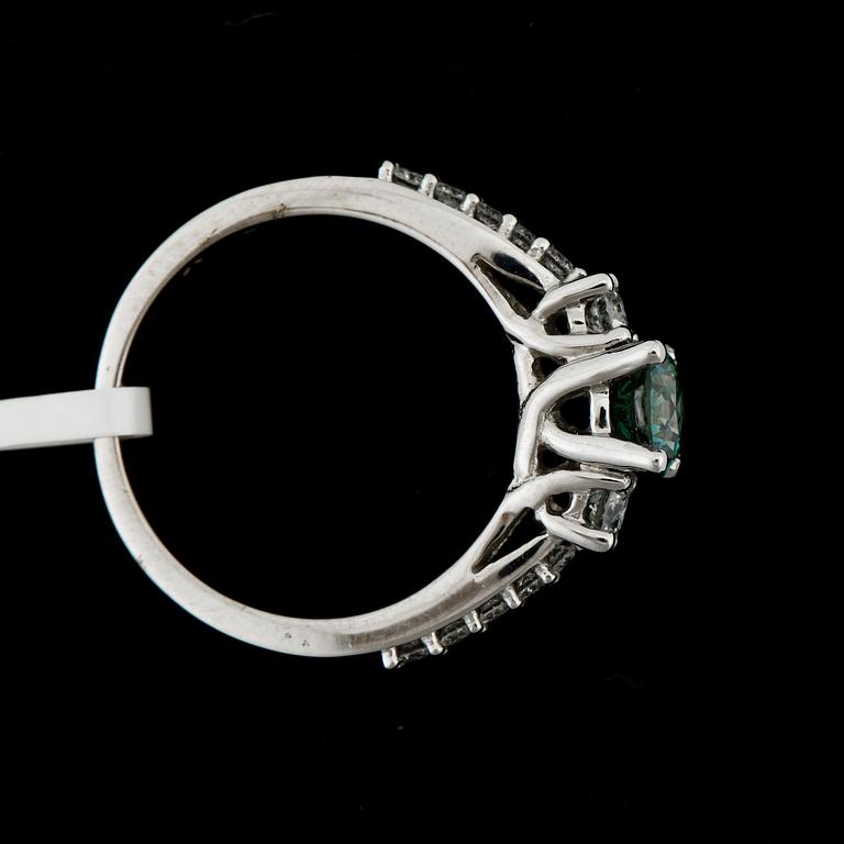 RING, 18k vitguld med mittsten grön briljantslipad diamant ca0,73ct o briljantslipade diamanter tot ca0,40ct. Vikt 4,7g.