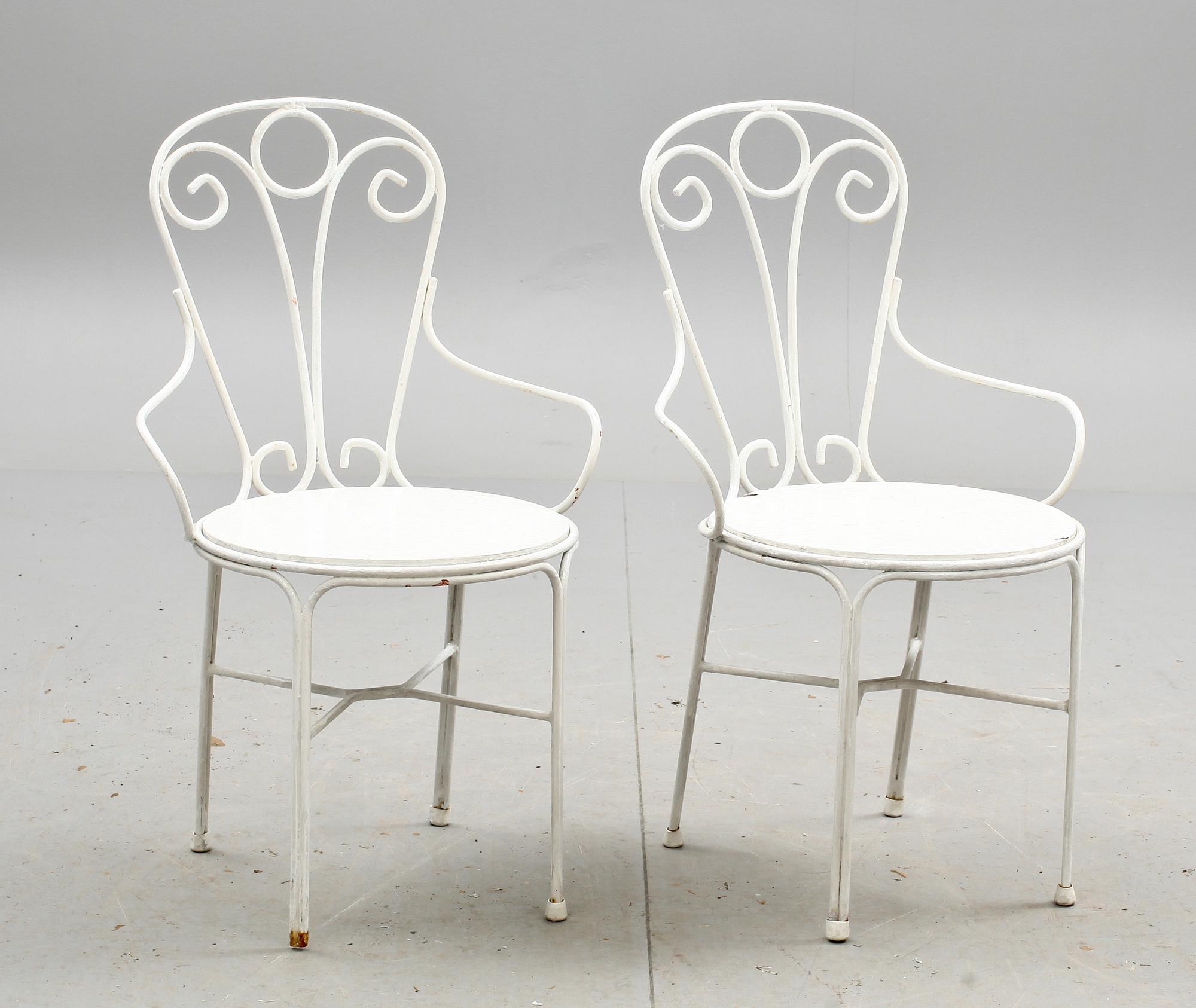 TRÄGÅRDSTOLAR, ett par. Byarums bruk, 1900-tal.