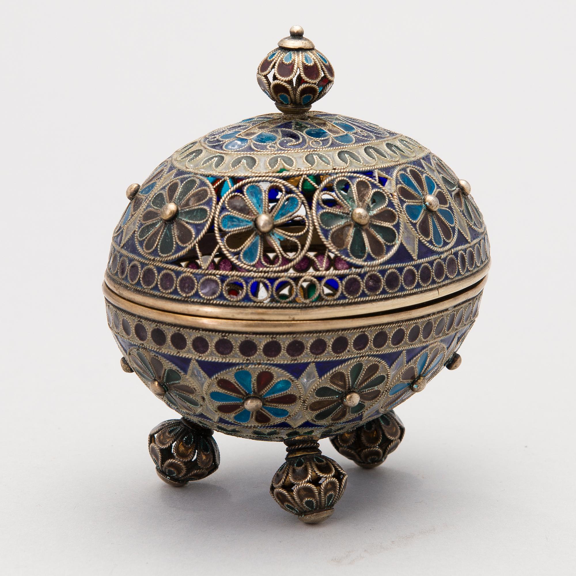 A RUSSIAN PLIQUE A JOUR ENAMEL EGG, silver, Russia ca 1900.