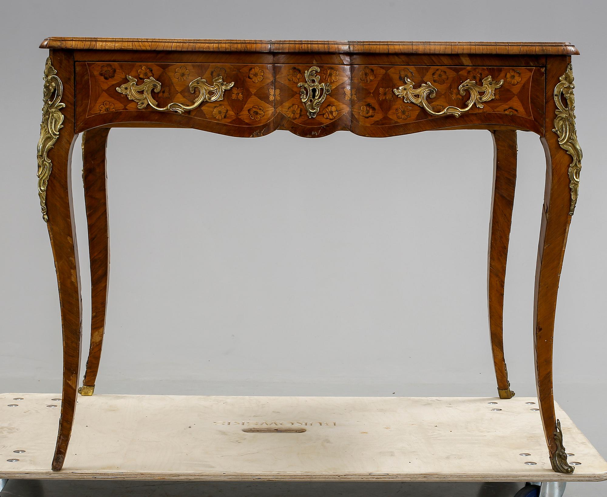 DAMSKRIVBORD, Rokokostil, 1800-talets slut.