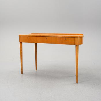 A mid 20th Century dressing table.