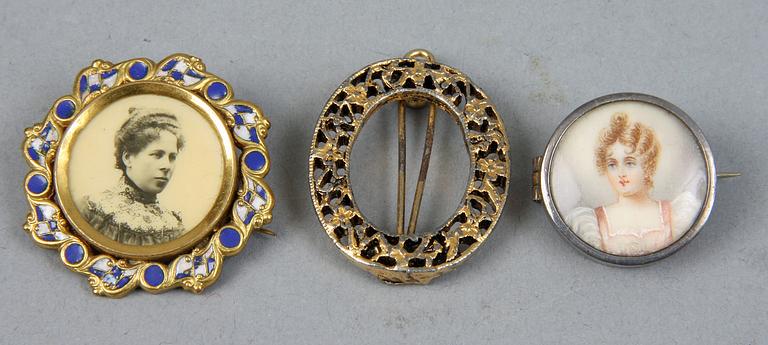 PARTI BIJOUTERIER, 87 delar, 1900-tal.