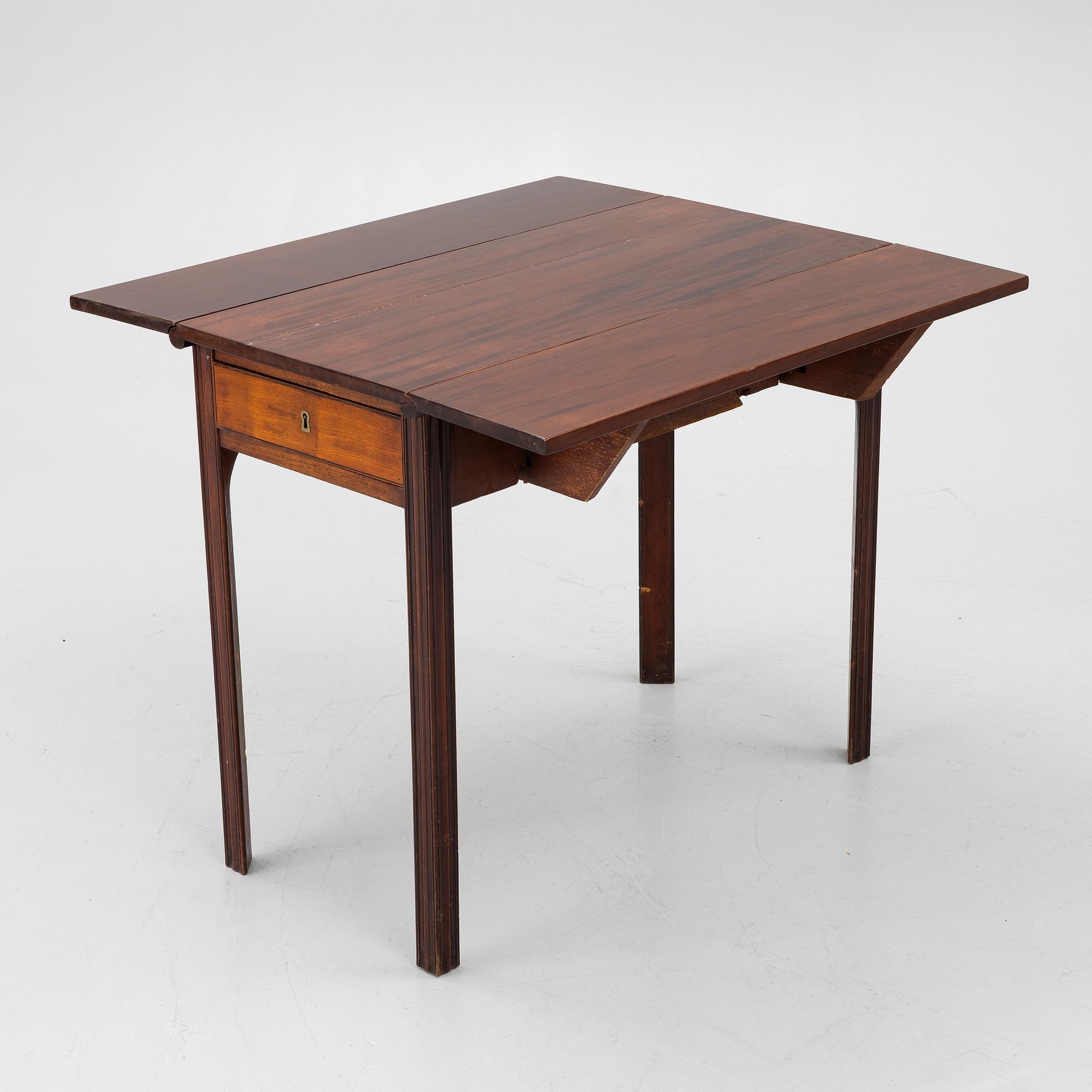 A late gustavian mahogny table.