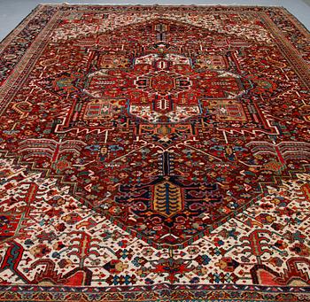 A carpet, semi-antique Heriz 467 x 347 cm.