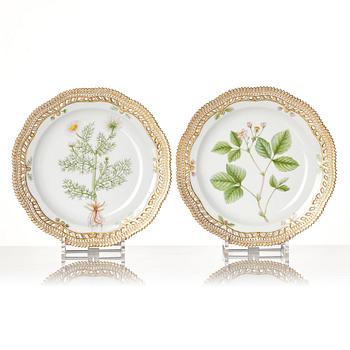 A set of 12 Royal Copenhagen 'Flora Danica' plates, Denmark, 20th Century.