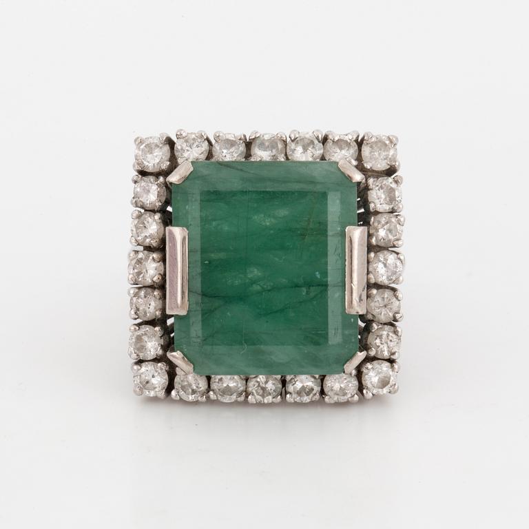 RING, with emerald and diamonds.