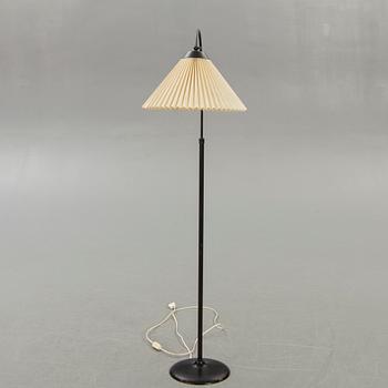 Golvlampa, metall, 1940-tal, le klint skärm.