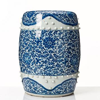 A blue and white garden seat, Qing dynasty, 19th Century.