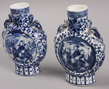 PILGRIMSFLASKOR, ett par, porslin, Kina. 1800-tal.