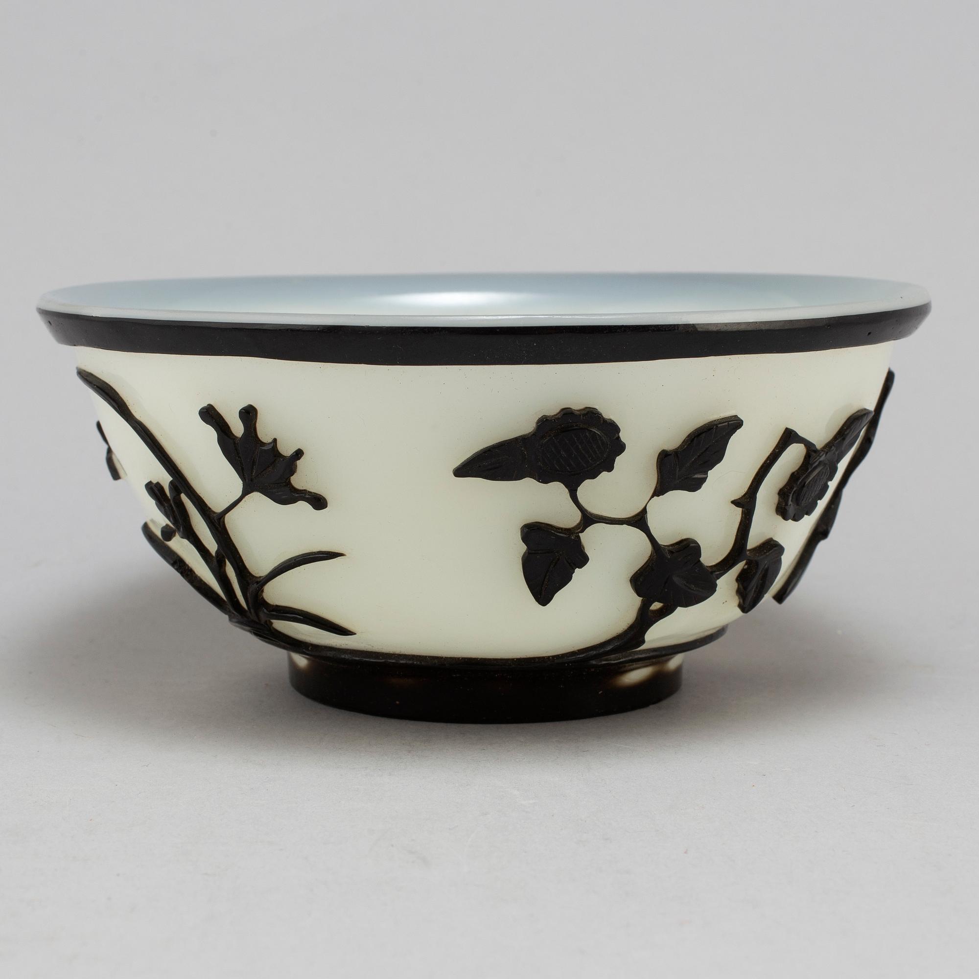 A Chinese peking glass bowl, 20th century.