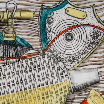 PIERO FORNASETTI, tallrik, "Oggetti Caccia", porslin, Milano, Italien, 1900-talets andra hälft.