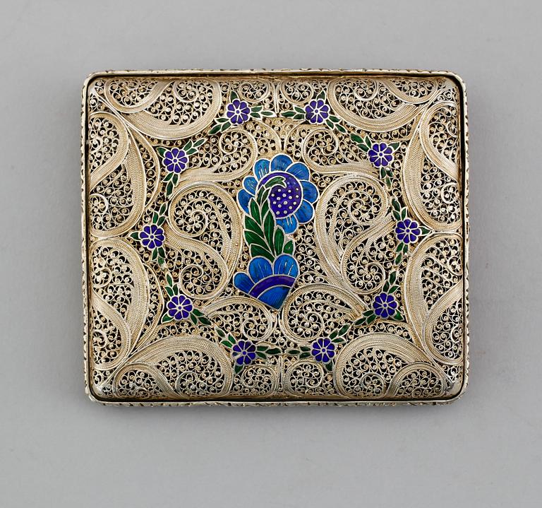 CIGARETTETUI, silver, 1900-talets första hälft. Vikt ca 86 gram.