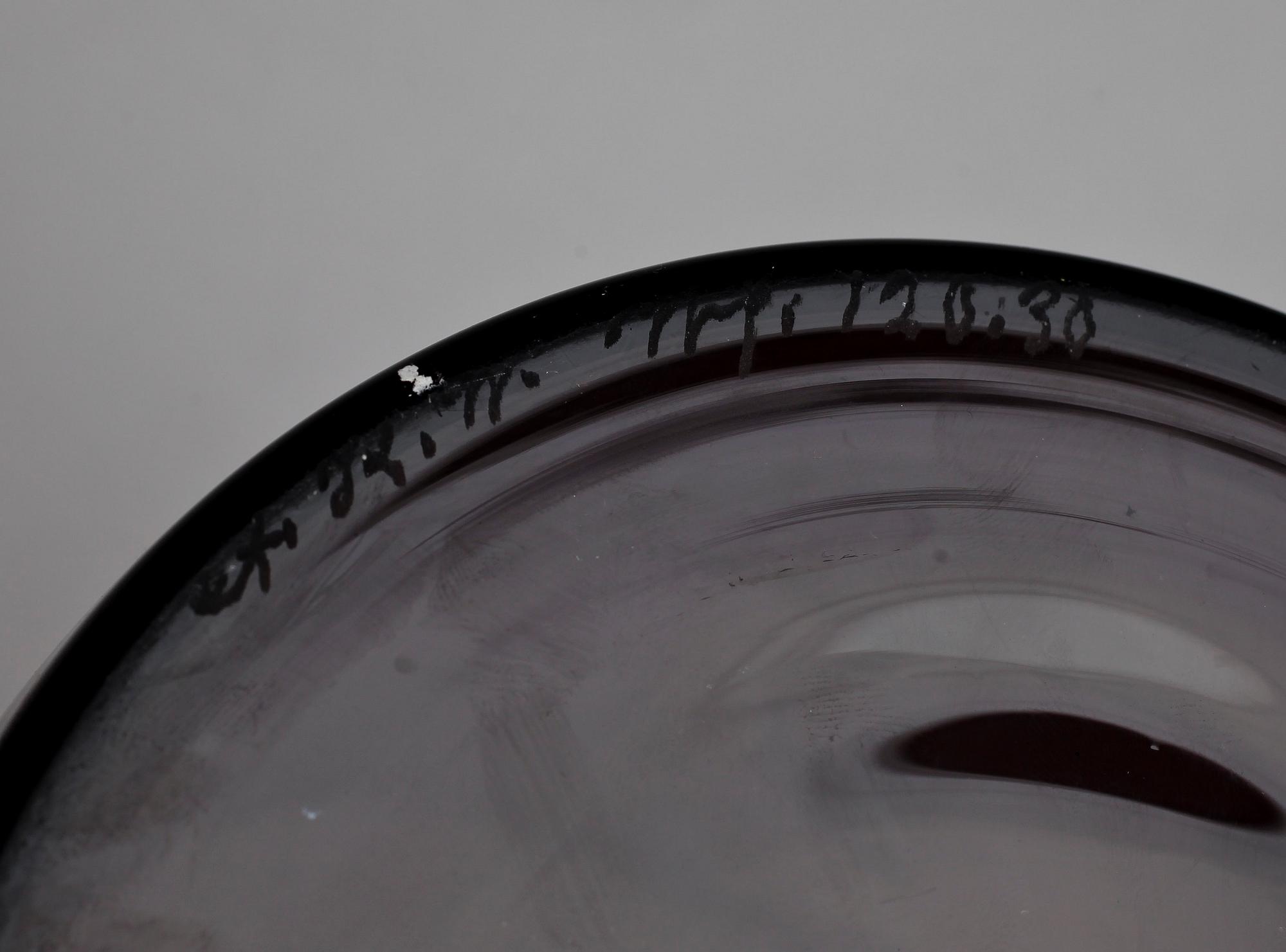 URNA, glas. Okänd konstnär, troligtvis Orrefors dat 1922.