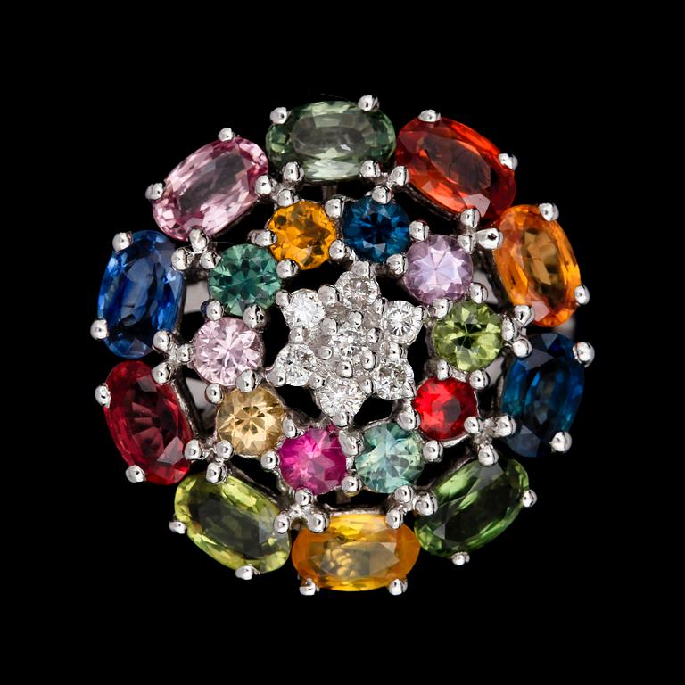 RING, 18k vitguld med olikfärgade ädelstenar. Vikt 6g.