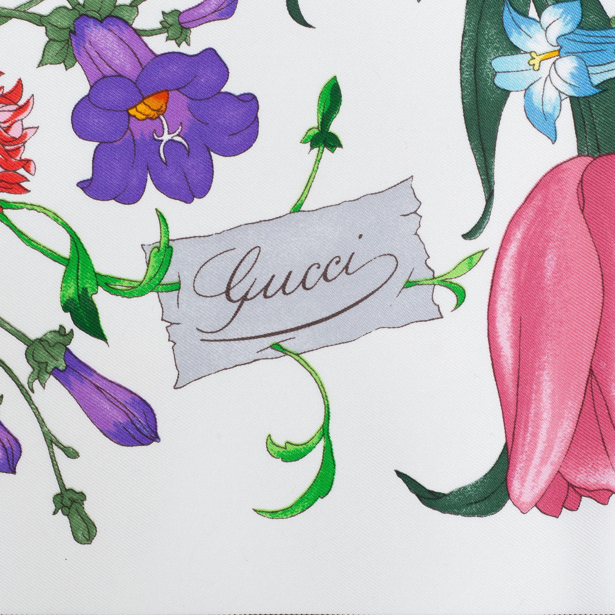 Gucci, a 'Flora' twill silk scarf.
