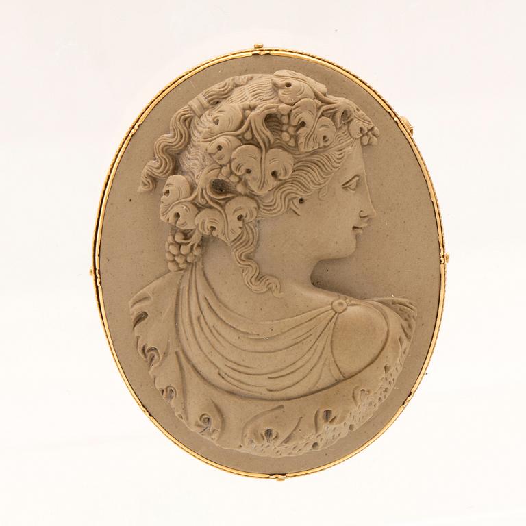 Brooch with lava cameo set in 18K gold.
