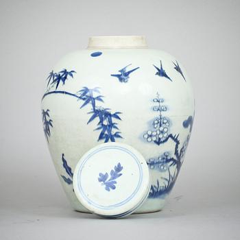 A blue and white Transitional jar, 17th Century.