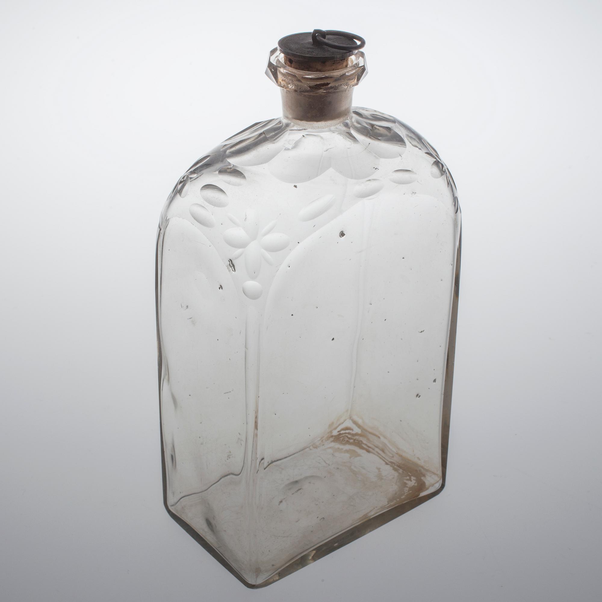 BRÄNNVINSFLASKOR, 5 st. Glas. 1800-tal.