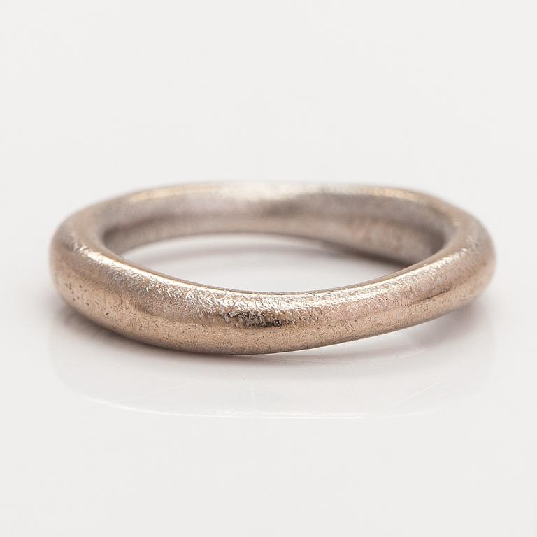 Ole Lynggaard, An 18K white gold "Love 3" ring. Denmark.