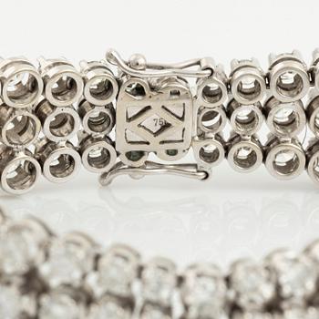 An 18K white gold bracelet set with round brilliant-cut diamonds.