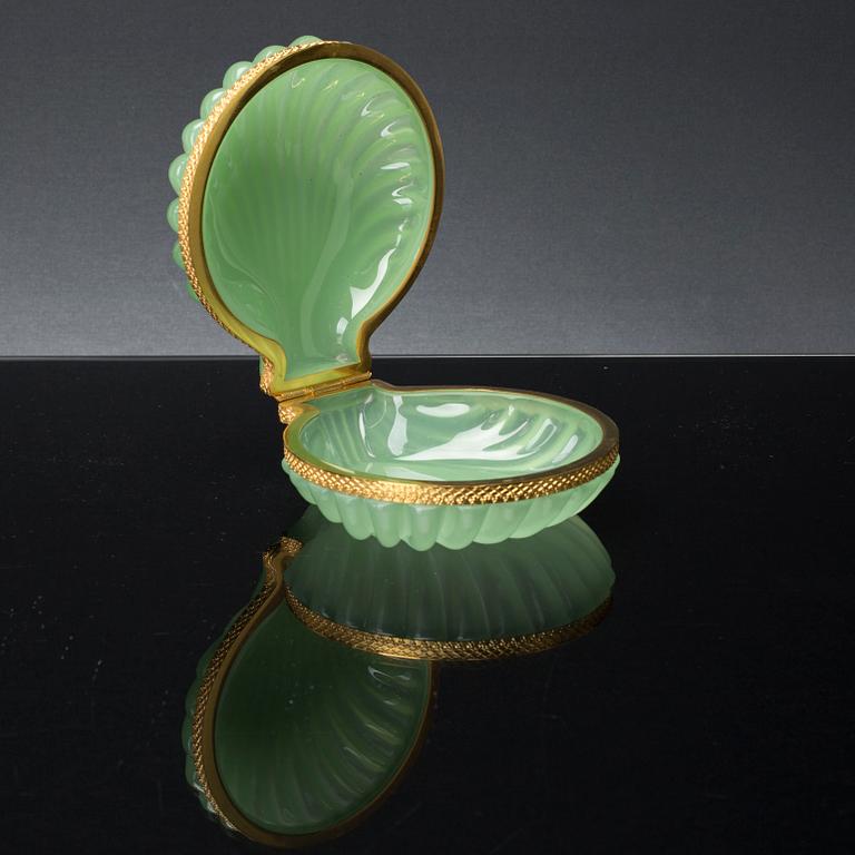 A FRENCH SHELL SHAPED GLASS BOX, 20th century.