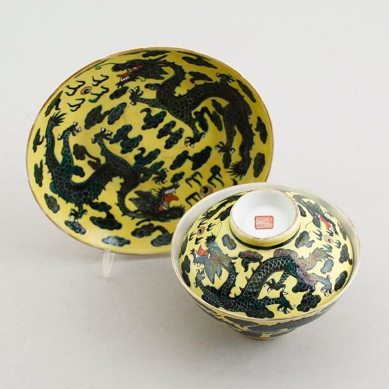 SKÅL MED LOCK OCH FAT, porslin, Kina, sen Chingdynasti.