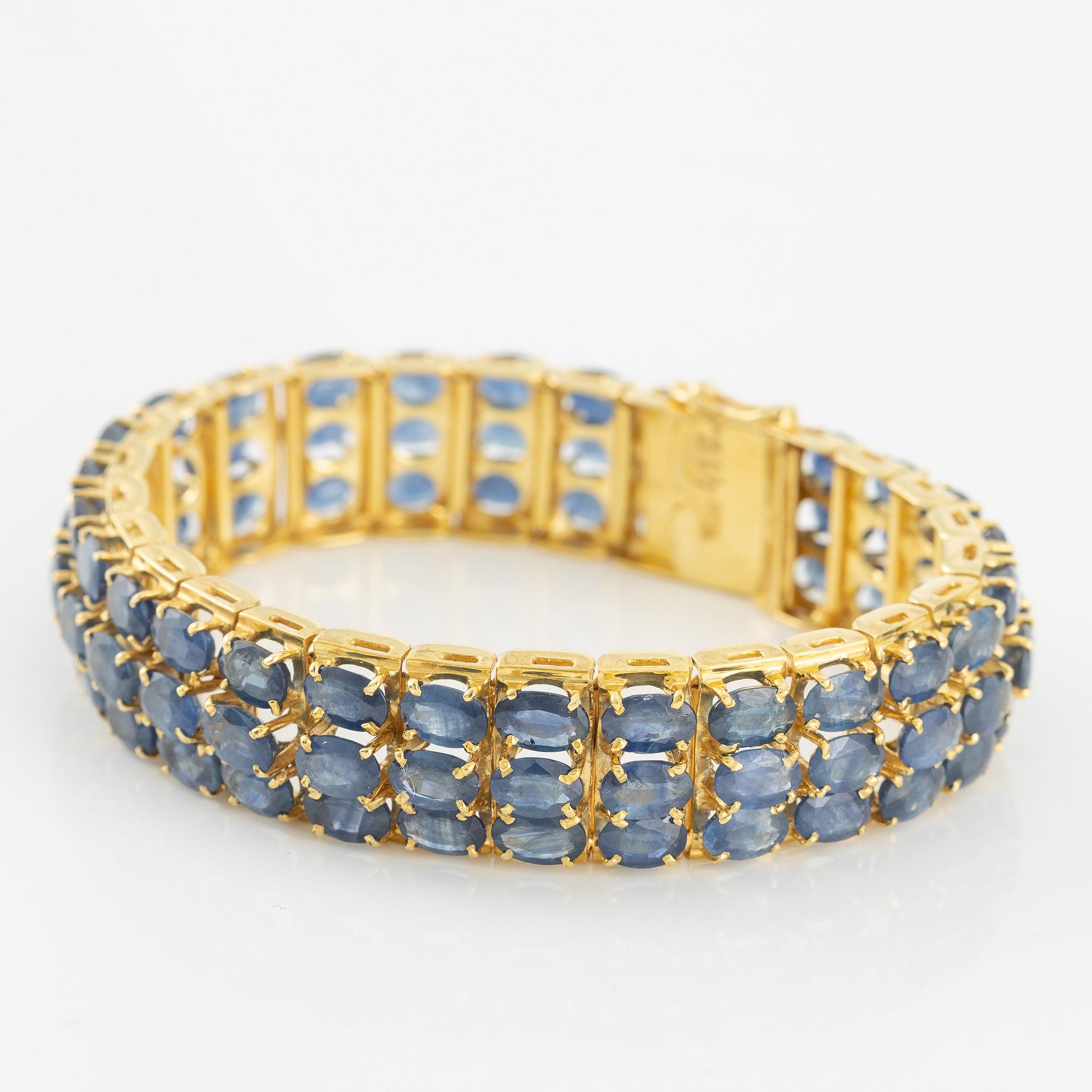 Armband, 18K guld med ovala fasettslipade safirer i tre rader.