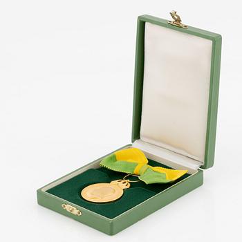 Gustav V, medalj i guld, Kungliga Patriotiska Sällskapet, 1972, med band, i etui.