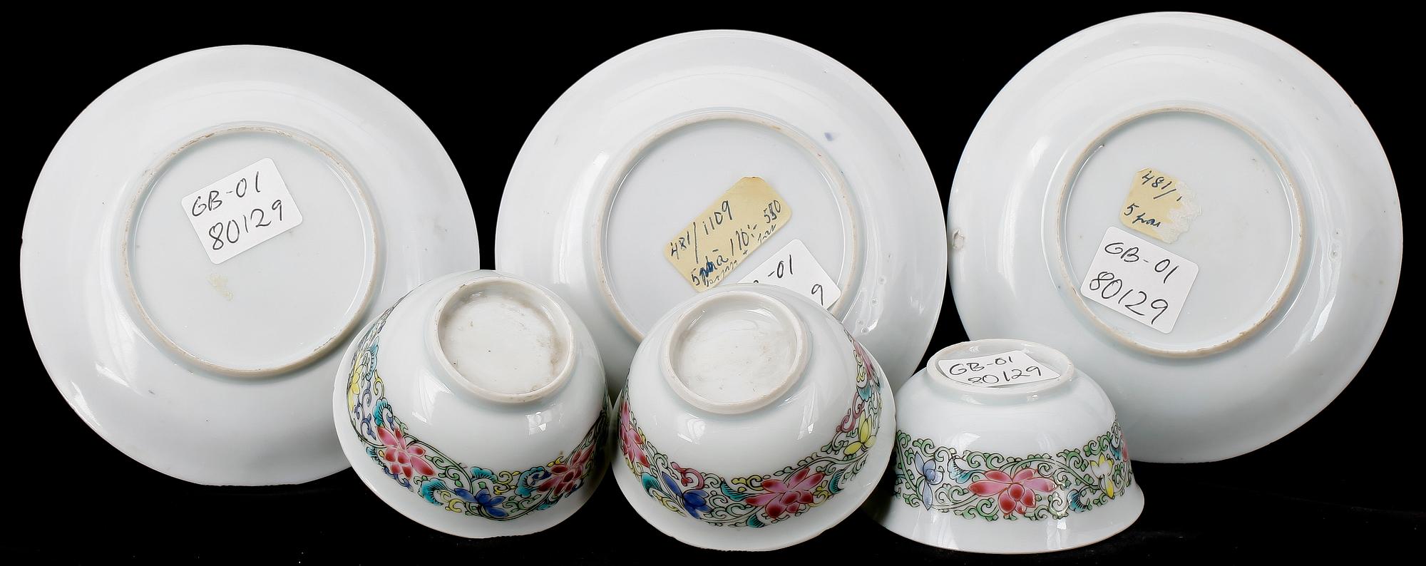 KOPPAR MED FAT, 3 st, porslin, Kina. Yongzheng. 1700-talets första hälft.