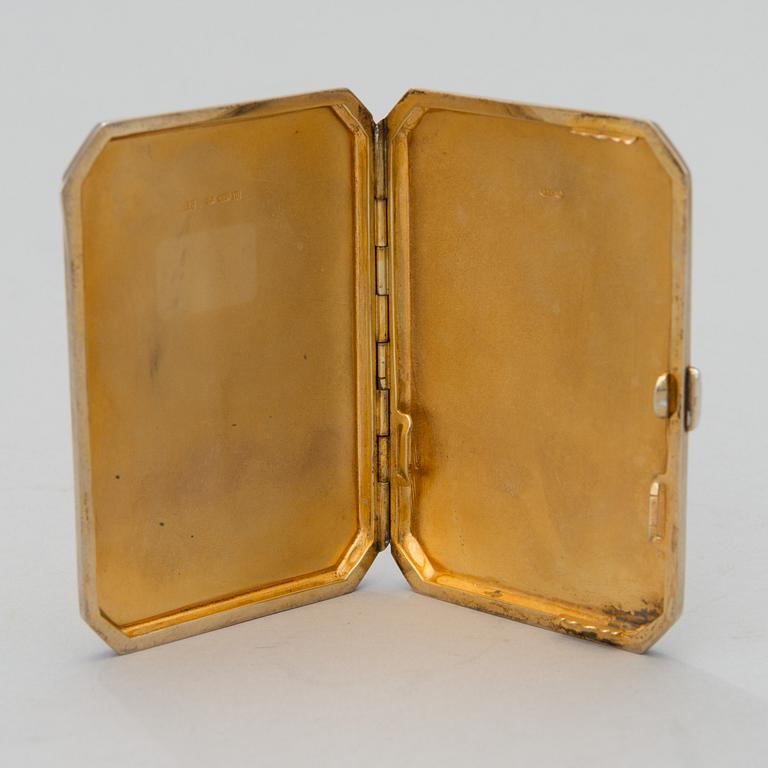 CIGARETTETUI, guillocherad emalj och sterlingsilver, engelska importstämplar, London 1927. Vikt 82 g.