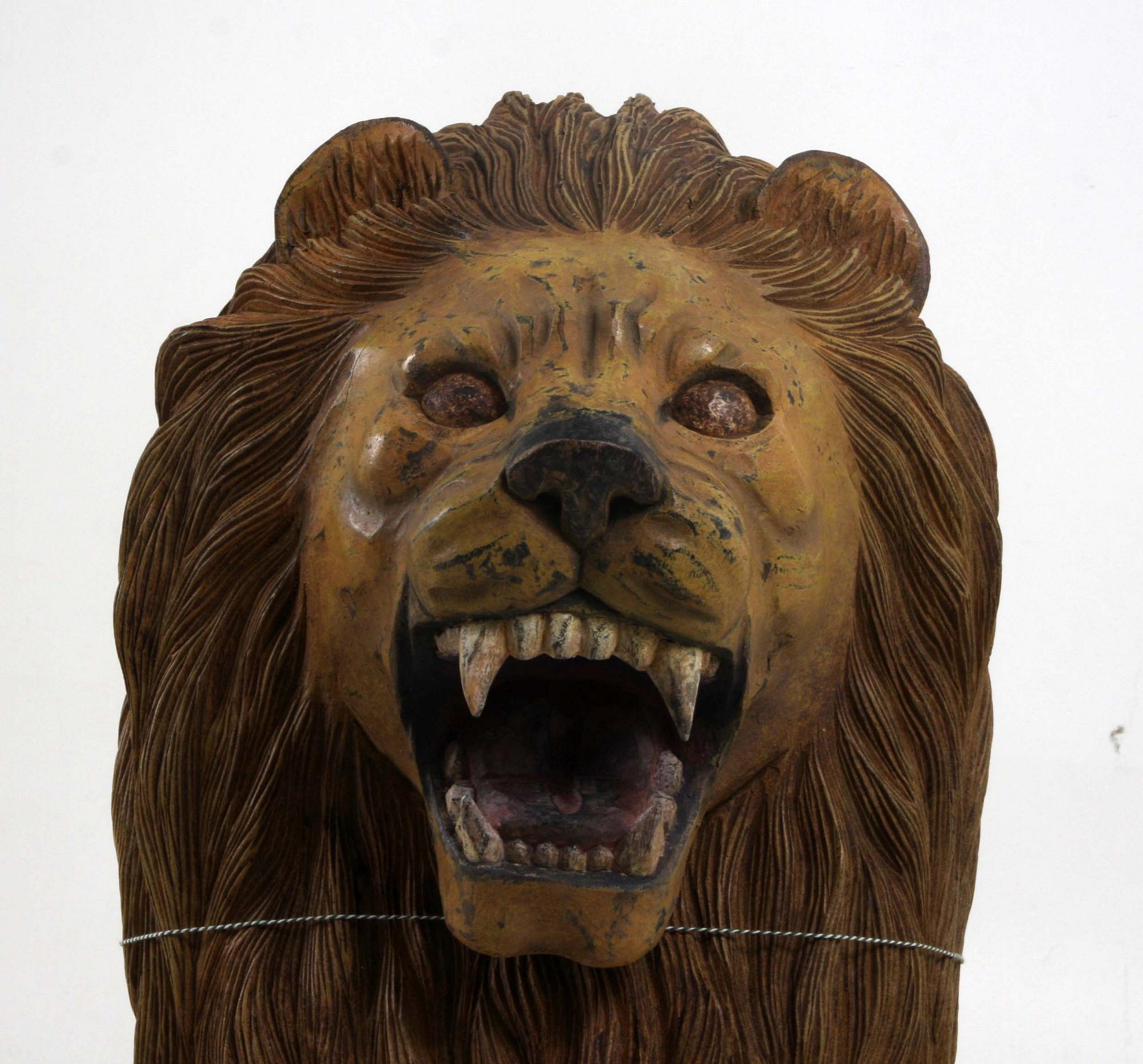 SKULPTUR, trä med kredering.