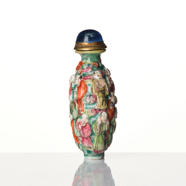 A Chinese porcelain snuff bottle, late Qing dynasty / early 20th century.