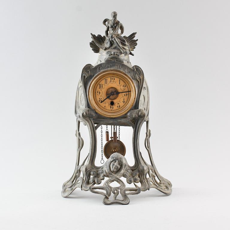 BORDSPENDYL, vitmetall, jugend, omkring år 1900.
