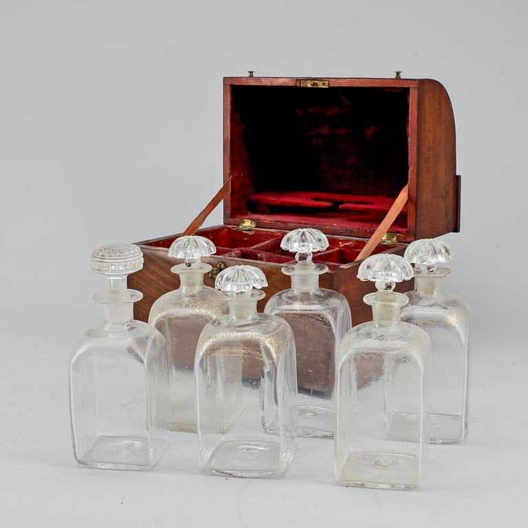 SCHATULL MED FLASKOR. 1800-tal.