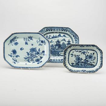 THREE CHINESE PORCELAIN SERVING PLATES, Chienlung, 18th century.