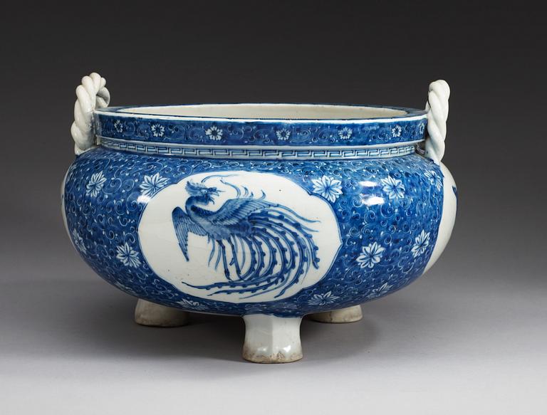 A large blue and white tripod censer, late Qing dynasty.