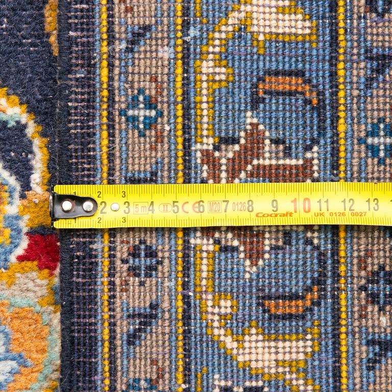 A Keshan carpet, ca 404 x 297 cm.