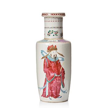 823. A famille rose roleau vase, late Qing dynasty, 19th Century.