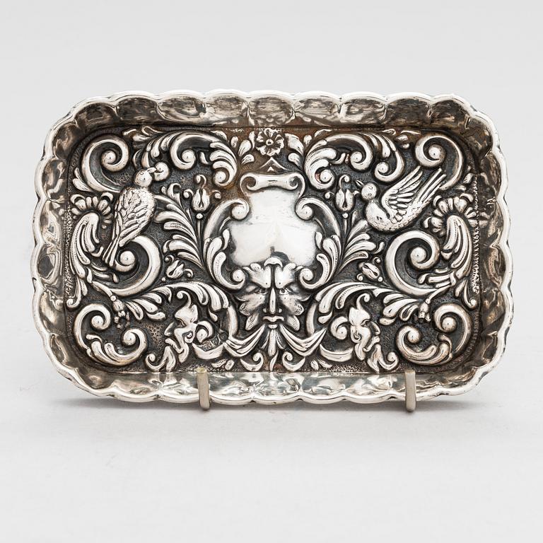 Lusikkapari, Lontoo 1787-91, purkki, Lontoo 1891 ja vati, Chester 1906, sterlinghopeaa, Englanti.