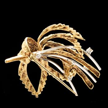 BROSCH, 14k guld- vitguld med briljantslipade diamanter ca 0,15ct. Vikt ca 9g.